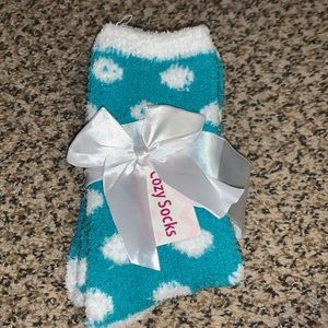 One pair of women’s cozy socks 9-11